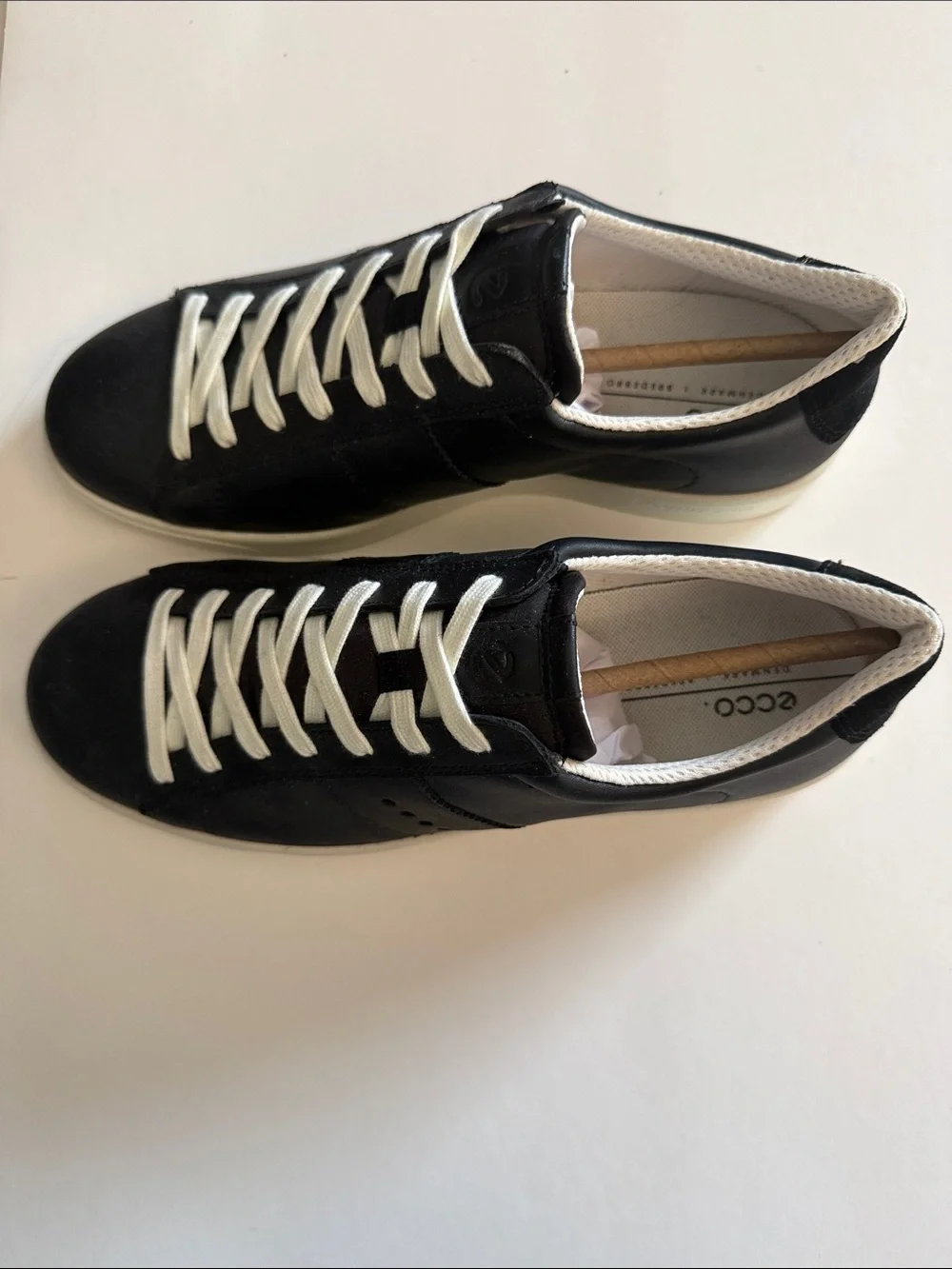 NWT ECCO WOMEN’S BLACK PADDED STREET LITE ROUND TOE LEATHER SNEAKER, 9/EU 40